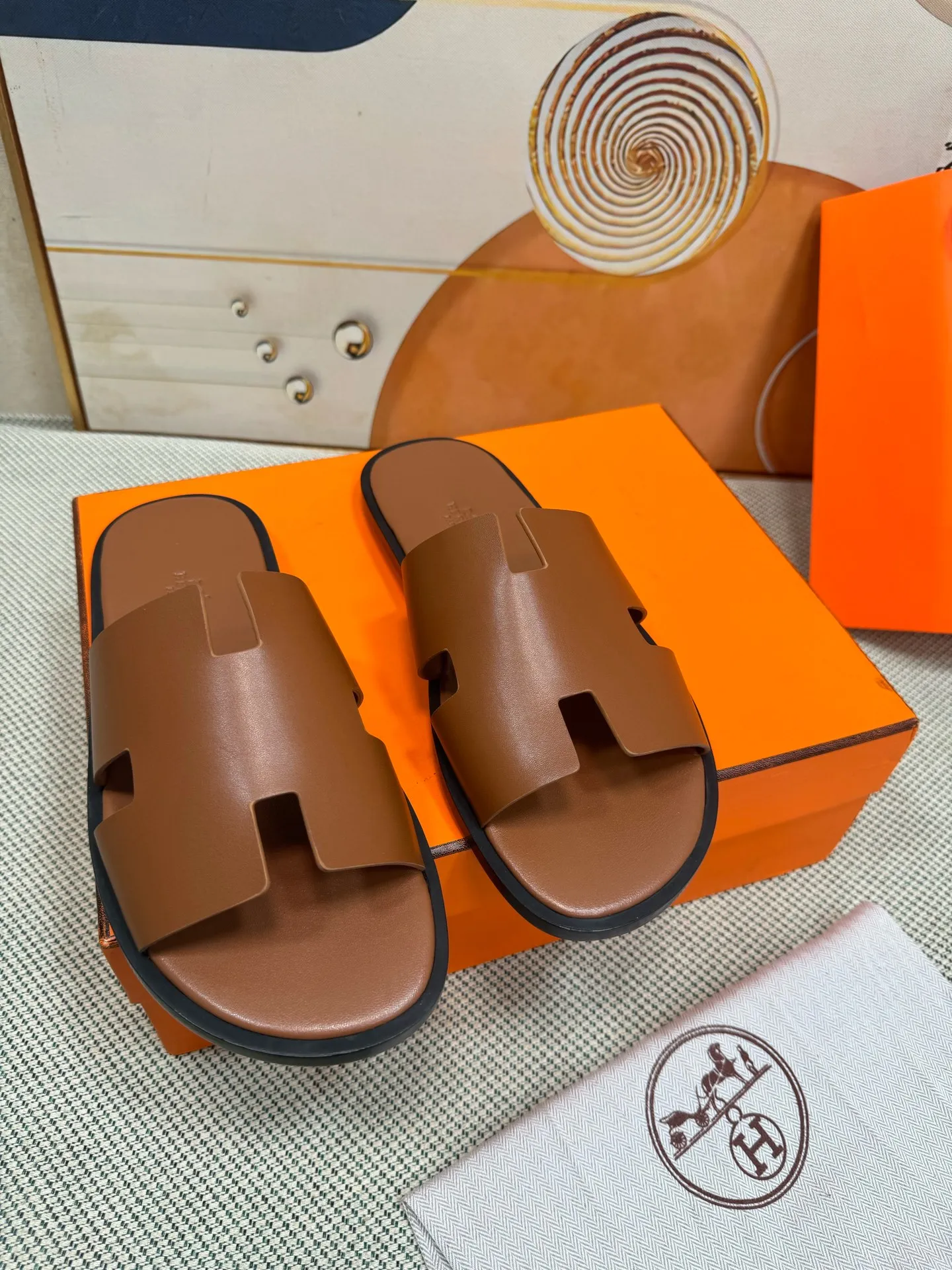 👟👟Ex-factory price 560👟👟 "HERMES" [Classic Original Version] Hermès; Top 🔝 Purchasing Agency 🔍🔍 Men's Latest 🇺🇸 Counter Sales Simultaneously, Original Imported from Italy: Silk Cowhide · Prominent (High-end · Nobility · Grade) Exquisite Workmanship (Italian 🇮🇹 Imported Water Dye Brand Wear-resistant ultra-thousand leather feet) Soles: Original soles specially provided by the original factory, ⚠exclusive double-layer movable rubber molded outsole; super comfortable, wear-resistant, non-slip, environmentally friendly🌳🌳🌳, real photos taken🎬The real ones are more beautiful🔍🔍 (high quality, single goods), you can enter and exit the counter at will* Code number: 38·39·40·41·42·43·44# (45# can be customized) (46 47➕30 customization is not returnable) Welcome to place an order...☕